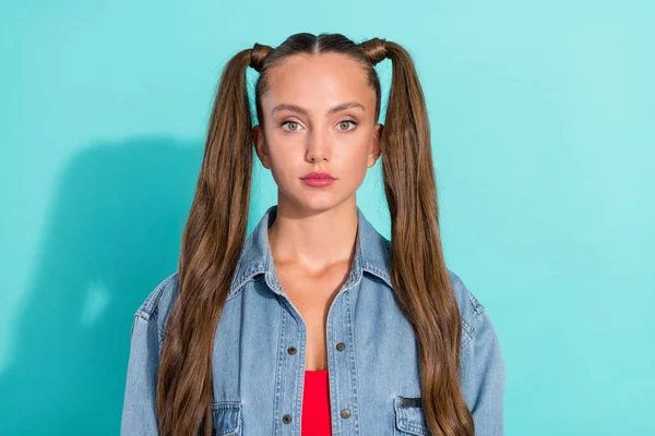 Foto di grave bella giovane signora indossare jeans camicia isolato colore turchese sfondo — Foto Stock