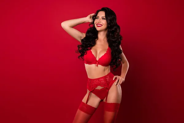 Porträt von attraktiven fröhlich fit nude chic welligen haarigen Mädchen Liebhaber posiert tragen Spitze isoliert über lebendige rote Farbe Hintergrund — Stockfoto