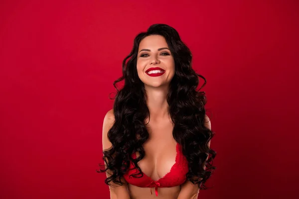 Porträtt av attraktiva glada naken chic glad vågigt hår flicka älskare gott humör isolerad över levande röd färg bakgrund — Stockfoto