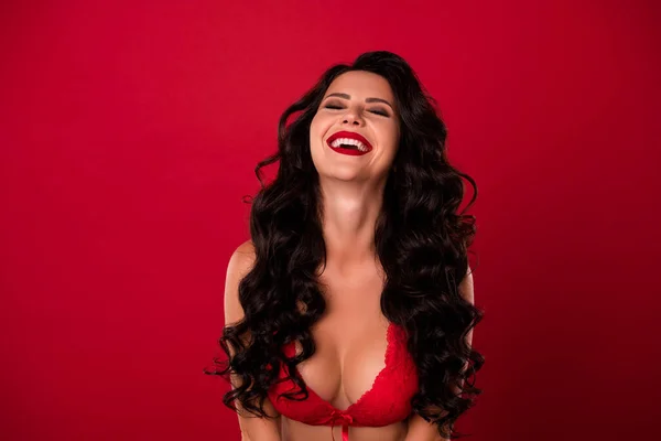 Портрет привлекательной веселой обнаженной шикарной мечтательной волнистой девушки-любовницы, смеющейся смеясь, изолированной на ярком красном фоне — стоковое фото