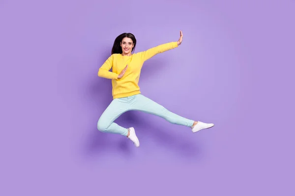 Ganzkörperfoto von fröhlichen jungen aktiven Frau springen Kämpfer gute Laune isoliert auf lila Farbhintergrund — Stockfoto