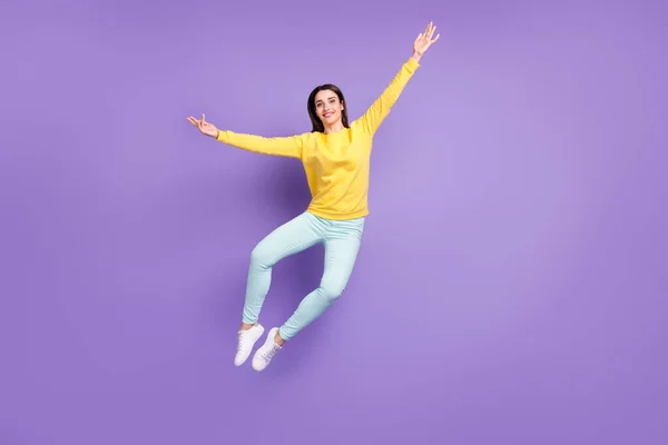 Full size foto van vrolijke jonge vrolijke vrouw spring op goede humeur glimlach geïsoleerd op paarse paarse paarse kleur achtergrond — Stockfoto