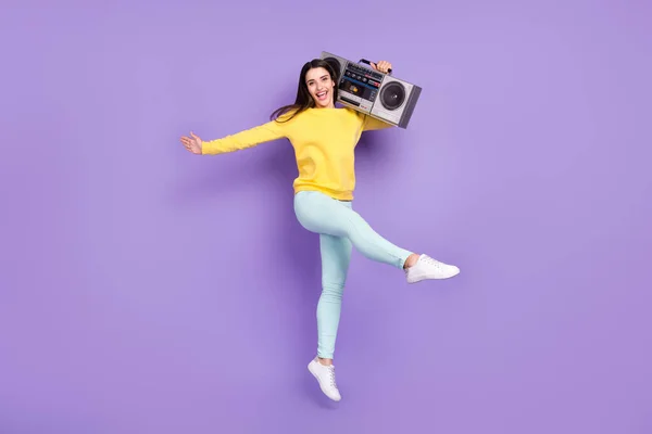 Foto em tamanho completo de alegre mulher muito feliz saltar para cima segurar mãos boombox isolado no fundo cor roxa — Fotografia de Stock