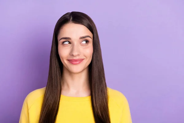 Foto av ung lycklig drömmande kvinna ser tomt utrymme leende gott humör njuta isolerad på violett färg bakgrund — Stockfoto