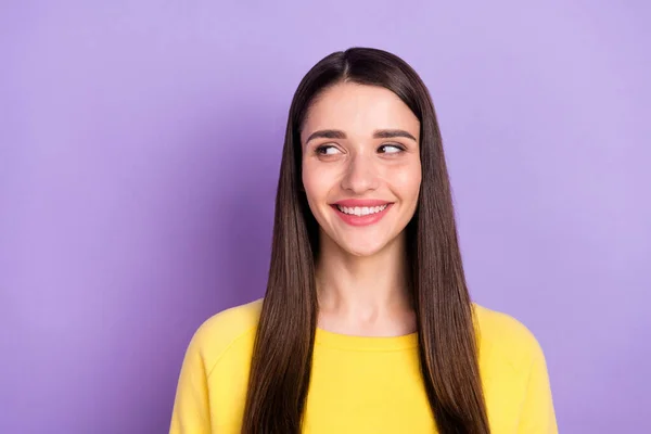 Retrato de atraente alegre curioso menina de cabelos longos olhando para o lado cópia espaço isolado sobre violeta cor roxa fundo — Fotografia de Stock