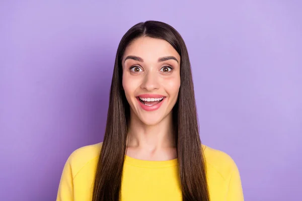 Portrét atraktivní veselý ohromený dlouhosrstá dívka dobrá nálada baví izolované přes fialové fialové barvy pozadí — Stock fotografie