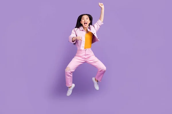Foto de cuerpo completo de hooray millennial dama morena salto usar chaqueta jeans zapatillas aisladas sobre fondo violeta —  Fotos de Stock