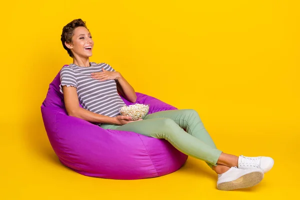 Helkroppsfoto av cool tusenårig dam sitta titta på tv bära t-shirt jeans sneakers isolerade på gul bakgrund — Stockfoto