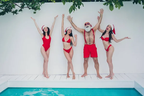 Foto de cuerpo completo de hombre mayor con chicas bonitas divertirse fiesta descanso relajarse viaje Navidad temporada al aire libre — Foto de Stock