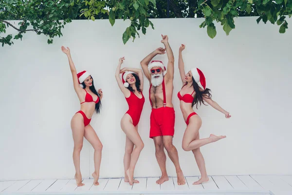 Pleine longueur vue de la taille du corps de quatre beaux amis rêveurs joyeux dansant en s'amusant sur les vacances événement festal en plein air — Photo