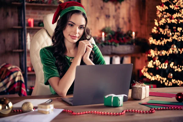 Foto av charmig ung kvinna Tomte hjälpare nisse sitta skrivbord bärbar dator jul xmas inomhus inomhus hus — Stockfoto