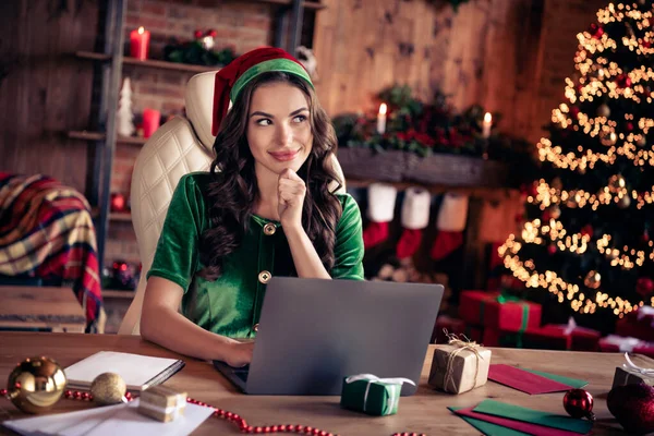Foto av tänka tusenårig brunett dam skriva bärbar dator bära grön kostym hemma på semester — Stockfoto