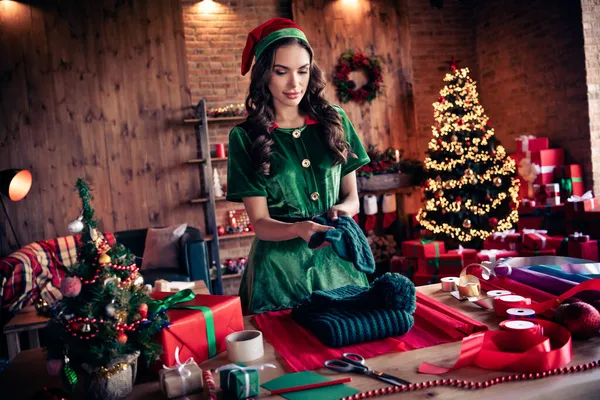 Photo de sérieuse belle jeune femme santa helper envelopper cadeau tradition noël humeur intérieur maison — Photo