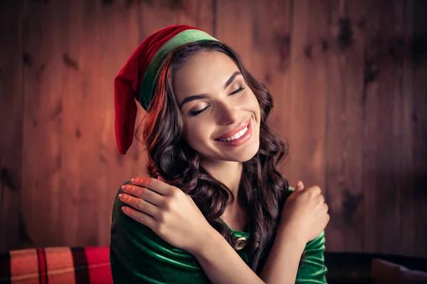 Retrato de atraente alegre ondulado-cabelo sonhador calma menina elfo abraçando-se véspera em casa moderno loft interior industrial dentro de casa — Fotografia de Stock