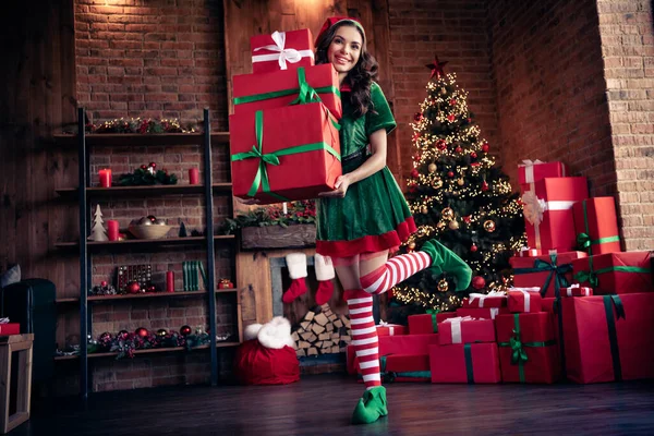 Photo pleine grandeur de joyeux positif jeune femme heureuse elfe mains cadeaux de Noël à l'intérieur de la maison — Photo