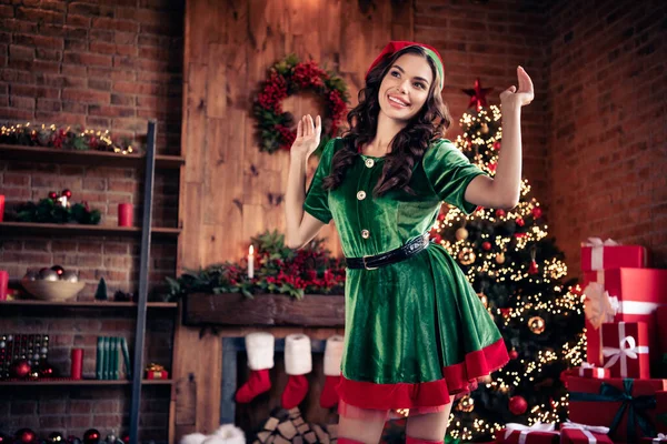 Foto de alegre sonhador positivo jovem santa ajudante dança de Natal desfrutar dentro de casa casa — Fotografia de Stock