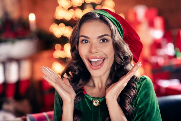 Фото здивованої щасливої веселої жінки Санта помічник гарного настрою руки Різдво в приміщенні будинку будинку — стокове фото