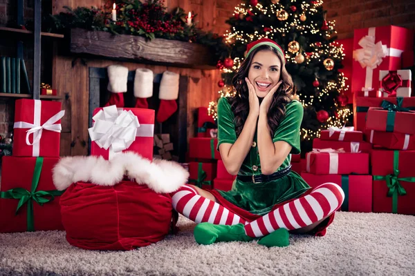 Foto em tamanho completo de jovem alegre mulher Papai Noel ajudante mãos saco saco de rosto presente dentro de casa casa — Fotografia de Stock