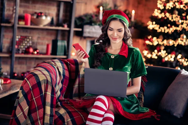 Foto av trevlig ung brunett dam skriva bärbar dator hålla telefon bära grön kostym hemma på semester — Stockfoto
