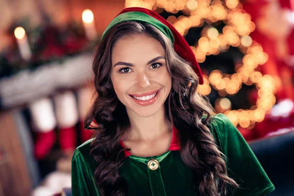 Фото позитивної щасливої привабливої жінки Санта помічник гарного настрою посмішка Різдво в приміщенні будинку — стокове фото