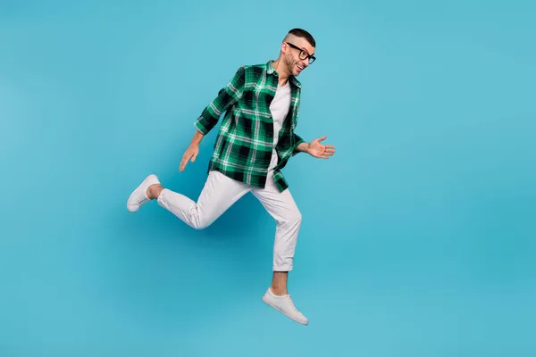 Foto de longitud completa de feliz hombre alegre positivo saltar correr espacio vacío prisa venta aislado sobre fondo de color azul —  Fotos de Stock