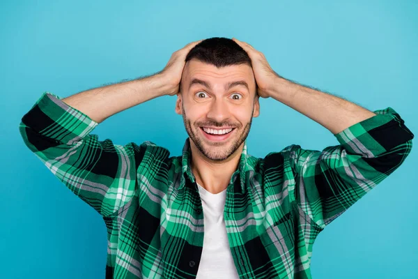 Photo de surpris choqué jeune homme tenir la tête de bonne humeur nouvelles vente isolé sur fond de couleur bleue — Photo