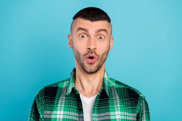 Photo of amazed shocked young man reaction news discount shopping isolated on blue color background — Stock Photo, Image