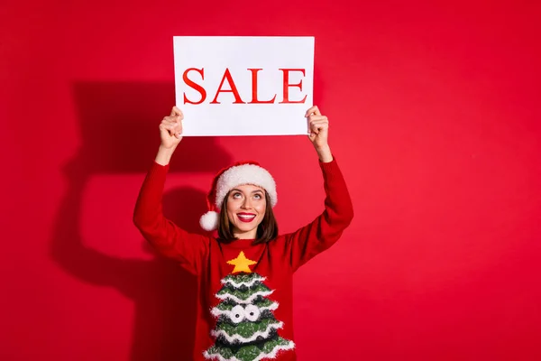 Parlak, rüya gibi genç bir kadının fotoğrafı süs süveter giy yükselen Noel indirimi posteri, izole edilmiş kırmızı arka plan — Stok fotoğraf