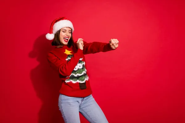 Photo de jolie jeune femme de bonne humeur événement danseur avent miracle joliment isolé sur fond de couleur rouge — Photo