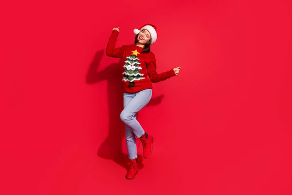 Foto de divertida dulce joven dama vestida impresión pullover celebrando la Navidad bailando aislado color rojo fondo — Foto de Stock