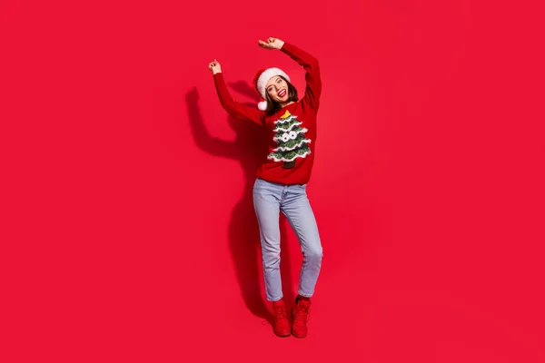 Фото красивої блискучої молодої жінки, що носить прикрашений светр, танцює, насолоджуючись новорічною вечіркою ізольованого червоного кольору фону — стокове фото