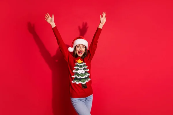 Foto de funky impressionado jovem senhora vestido pulôver impressão celebrando ano novo crescente braços isolado cor vermelha fundo — Fotografia de Stock