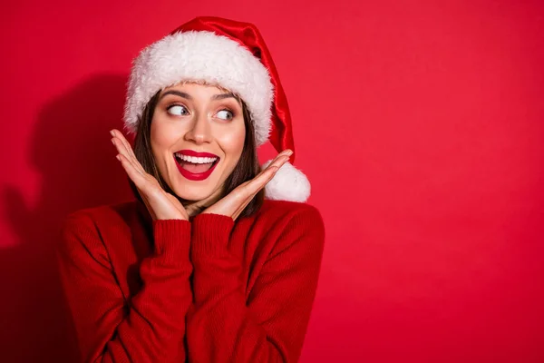 Foto di dolce impressionato signora vestito pullover braccia guance cercando spazio vuoto celebrare il nuovo anno isolato colore rosso sfondo — Foto Stock