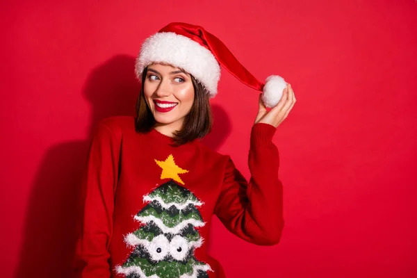 Photo d'une jolie jeune femme habillée pull imprimé profitant du temps de Noël à la recherche d'espace vide souriant isolé fond de couleur rouge — Photo