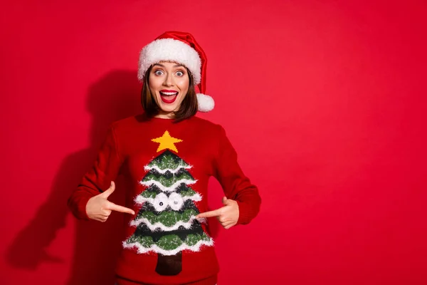 Photo de jeune femme excitée indiquer doigts conseiller promo Avent esprit de Noël isolé sur fond de couleur rouge — Photo