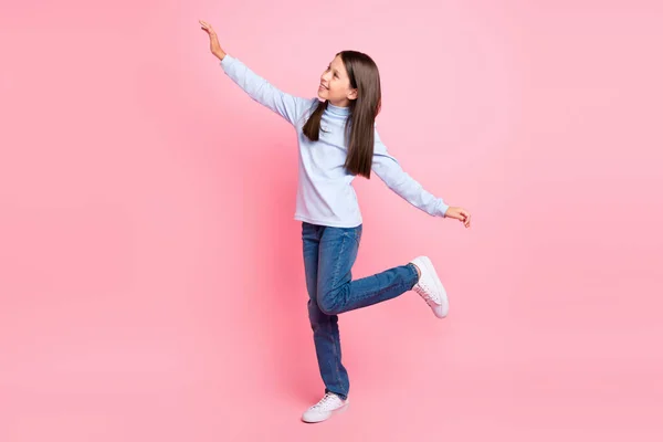 Comprimento total tamanho do corpo vista de menina despreocupada alegre atraente dançando se divertindo isolado sobre fundo cor-de-rosa — Fotografia de Stock