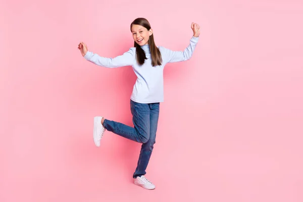 Longitud completa vista del tamaño del cuerpo de la atractiva chica alegre bailando divertirse buen humor aislado sobre fondo de color rosa — Foto de Stock