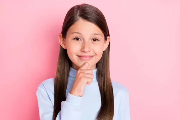 Πορτρέτο της ελκυστικής μυαλό έξυπνο χαρούμενο κορίτσι λήψη απόφασης απομονώνονται σε ροζ φόντο παστέλ χρώμα — Φωτογραφία Αρχείου