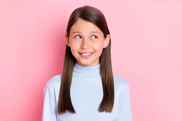 Πορτρέτο της ελκυστικό χαρούμενο μυαλό κορίτσι δημιουργία λύση αντίγραφο χώρο απομονωμένο πάνω από ροζ παστέλ χρώμα φόντο — Φωτογραφία Αρχείου