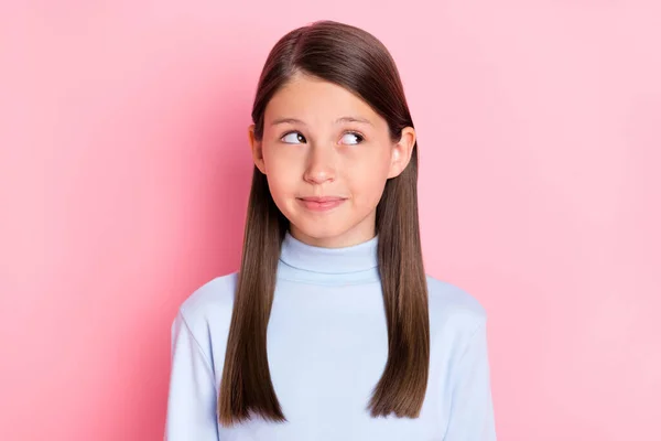 Retrato de menina desnorteada alegre atraente overhinking espaço de cópia isolado sobre cor de fundo pastel rosa — Fotografia de Stock