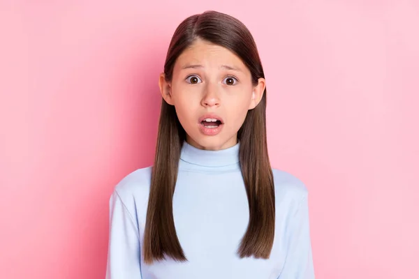 Retrato de chica asustada atractiva miedo malas noticias reacción grito aislado sobre rosa pastel color fondo —  Fotos de Stock