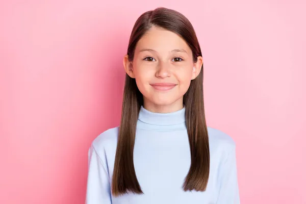 Retrato de menina pré-adolescente alegre atraente vestindo pulôver casual isolado sobre fundo de cor pastel rosa — Fotografia de Stock