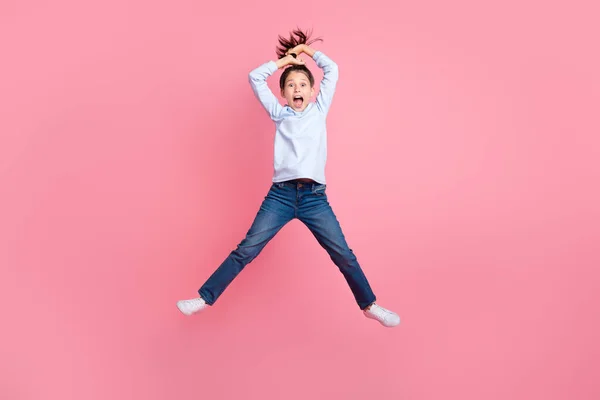 Pleine longueur de la taille du corps vue de joyeux joyeux fille sautant faisant queue duper isolé sur fond rose couleur pastel — Photo