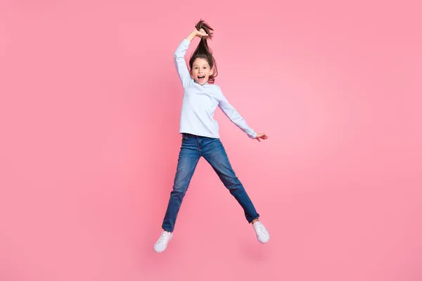 Longitud completa vista del tamaño del cuerpo de la chica bastante alegre saltando divertirse haciendo cola aislada sobre fondo de color pastel rosa —  Fotos de Stock