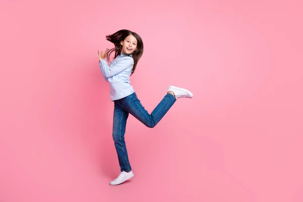Comprimento total tamanho do corpo vista de menina engraçada muito alegre pulando se divertindo bom humor isolado sobre cor pastel rosa fundo — Fotografia de Stock
