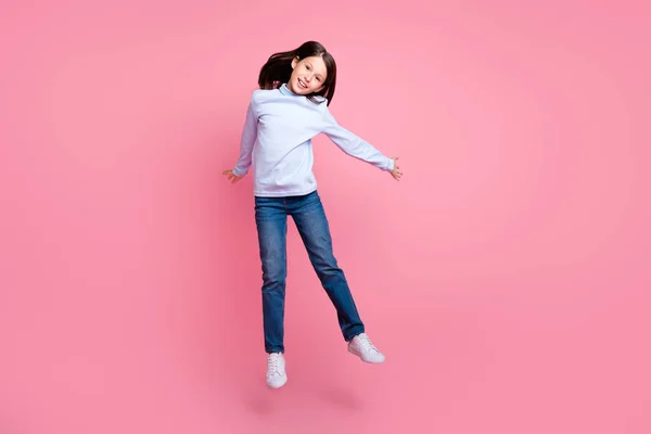Comprimento total tamanho do corpo vista de menina despreocupada muito alegre pulando se divertindo isolado sobre fundo cor pastel rosa — Fotografia de Stock
