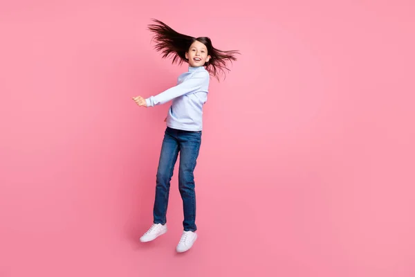 Comprimento total tamanho do corpo vista de menina pré-adolescente muito alegre pulando se divertindo enganando isolado sobre cor pastel rosa fundo — Fotografia de Stock