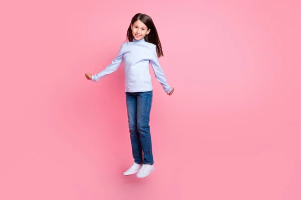Longitud completa vista del tamaño del cuerpo de la atractiva chica preadolescente alegre saltando buen humor aislado sobre fondo de color rosa —  Fotos de Stock