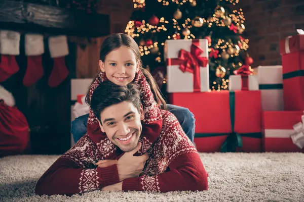 Portret van aantrekkelijke vrolijke familie alleenstaande vader papa liggend op tapijt knuffelen winter tijd op gedecoreerde loft industriële interieur stijl binnen — Stockfoto