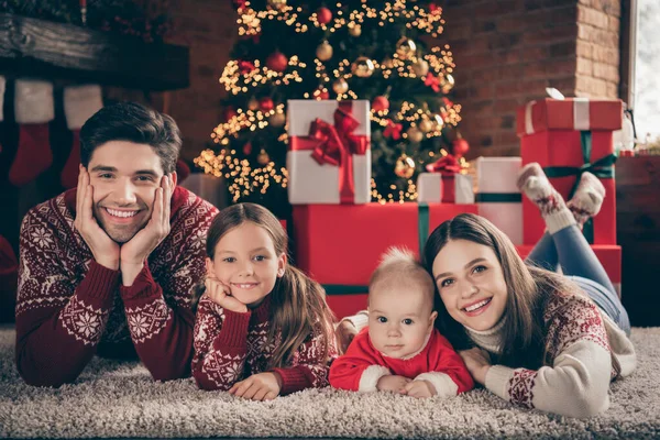 Fotografie lidí rodina ležel podlaha relaxovat pohodlné místo nosit svetr v dekorované x-mas doma uvnitř — Stock fotografie
